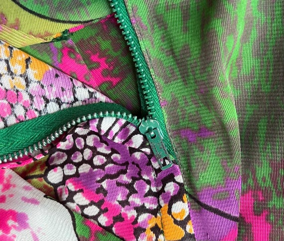 1960’s Vintage Psychedelic Floral Dress - image 10