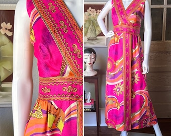 Mono palazzo de anfitriona con estampado de joyería psicodélica vintage de los años 60.