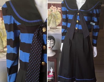 Completo da marinaio vintage anni '80, nuovo di zecca, con giacca corta e pantaloni culotte.