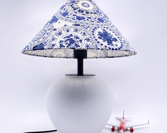 Lámpara de mesa de cerámica hecha a mano, pantalla de tela con estampado azul, luz ajustable