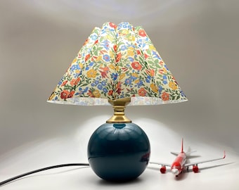 手作りの青い陶器のテーブルランプ：インドの花柄装飾（シェードなし