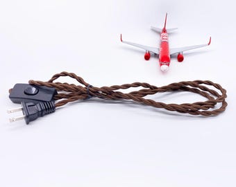 Brązowy, skręcony przewód zasilający w oplocie z tkaniny, z wygodnym włącznikiem/wyłącznikiem. Idealny do samodzielnego montażu oświetlenia. Długość przewodu wynosi 1,8 m/70 cali.