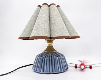 Lámpara de mesa de cerámica con bombilla, pantalla de tela hecha a mano, decoración del hogar, 4 colores de cable opcionales, 2 alturas de base de cerámica.