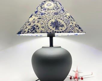 GDMES T045-3, Lámpara de mesa de cerámica, Lámpara de cerámica con pantalla de tela, Lámpara de mesa de cerámica gris hecha a mano con pantalla floral azul de estilo oriental
