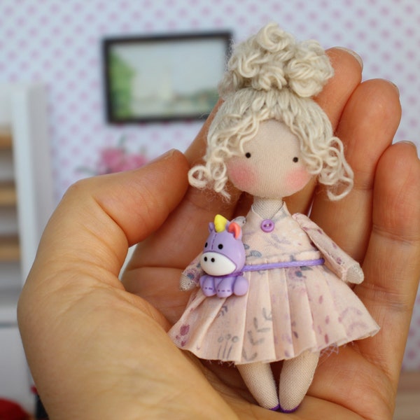 Poupée miniature poupée de chiffon avec licorne poupée artisanale poupée de collection petite poupée cadeau maman cadeau de Pâques