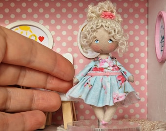 Poupée miniature fait main de chiffon idéale comme cadeau personnalisé pour elle