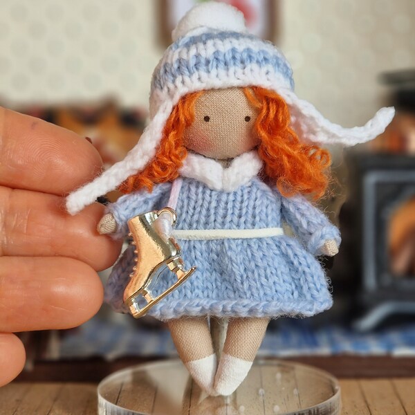 Petite poupée en tenue d'hiver, decoration de Noël poupée miniature, figurine pour la maison de poupée 1/12 ou 1/16, poupée avec les patins