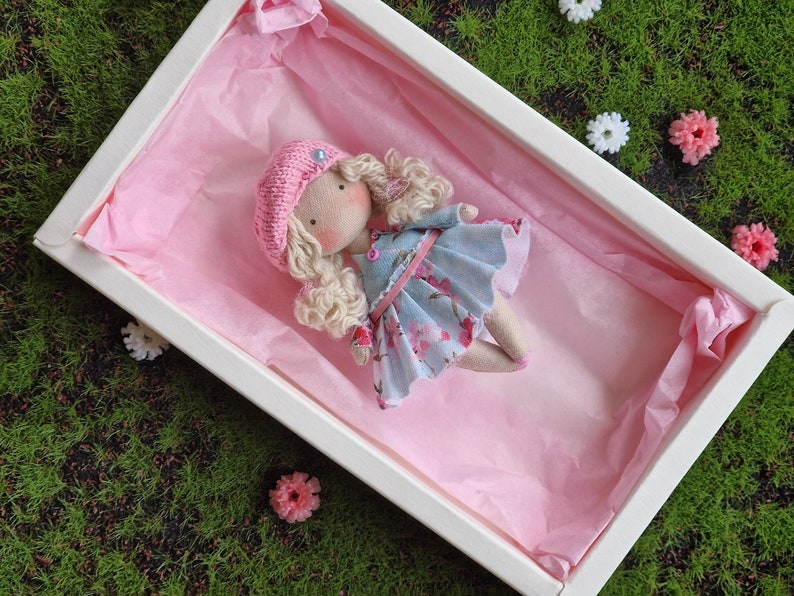 Diorama chambre de fille avec une poupée, décoration de la maison, cadeau de Noël pour amateurs de maison de poupée image 9