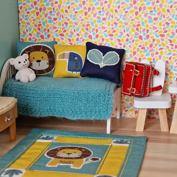 Miniature lit avec les accessoires textiles (matelas, 3 cousins, couverture et tapis patchwork) pour la maison de poupée à l'échelle 1/12