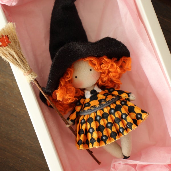 Petite poupée de chiffon Sorcière de Halloween avec son chapeau noir, cadeau agréable et magique pour dire Je t'aime, décoration Halloween