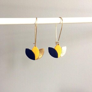 Boucles d'oreilles cuir bleu roi, jaune moutarde et or, fleur de cuir sur monture dorée style dormeuse image 5