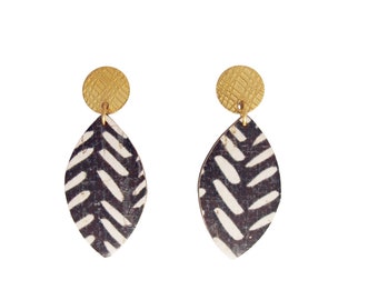 Earrings cork black and white, leather and steel form sheet LOAN