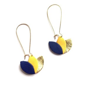 Boucles d'oreilles cuir bleu roi, jaune moutarde et or, fleur de cuir sur monture dorée style dormeuse image 4