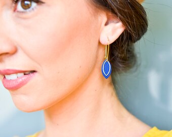 Boucles d'oreilles cuir EMMA - feuille de cuir bleu roi et breloque ciselée en laiton doré