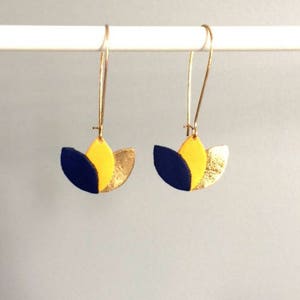 Boucles d'oreilles cuir bleu roi, jaune moutarde et or, fleur de cuir sur monture dorée style dormeuse image 2