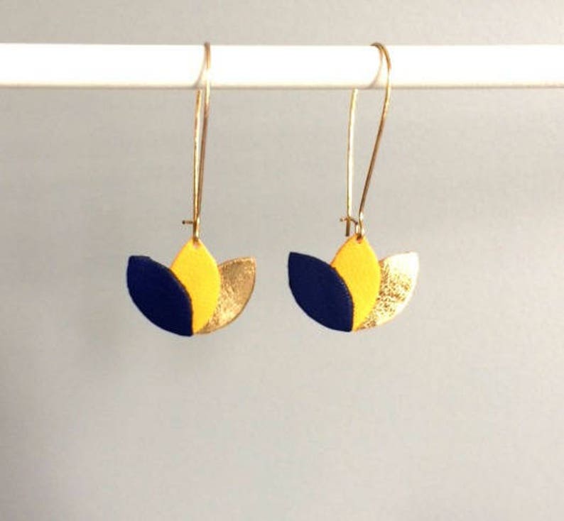 Boucles d'oreilles cuir bleu roi, jaune moutarde et or, fleur de cuir sur monture dorée style dormeuse image 2