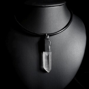 Colar ajustável com pingente de quartzo bruto e pulseira de couro, cristal natural, joias de cristal, colar marcante, colar boho, minimalista, feito à mão.