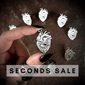 Seconds Sale, glow in the dark pin, anatomische hart pin, zacht email pin, hart email pin, glow in the dark, revers pin, GITD, kleine gebreken