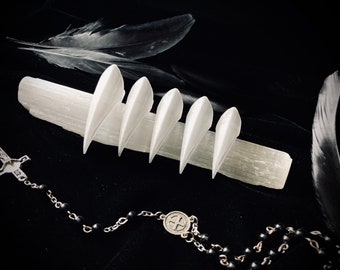 Conjunto de 5 anillos de uñas con forma de garra, color blanco, con acabado UV. Anillos de garra, anillo gótico, anillo alternativo, anillo para cosplay, anillo de disfraz, accesorios para disfraces, accesorio alternativo.