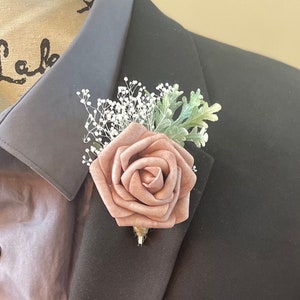 Taupe rose boutonnière with baby’s breath. Neutral and classically inspired. Simple and beautiful boutonnière.