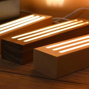 Puede incluir: Tres l&aacute;mparas rectangulares de madera con luces LED blanco c&aacute;lido. Las l&aacute;mparas est&aacute;n hechas de madera natural y tienen un dise&ntilde;o simple y moderno.