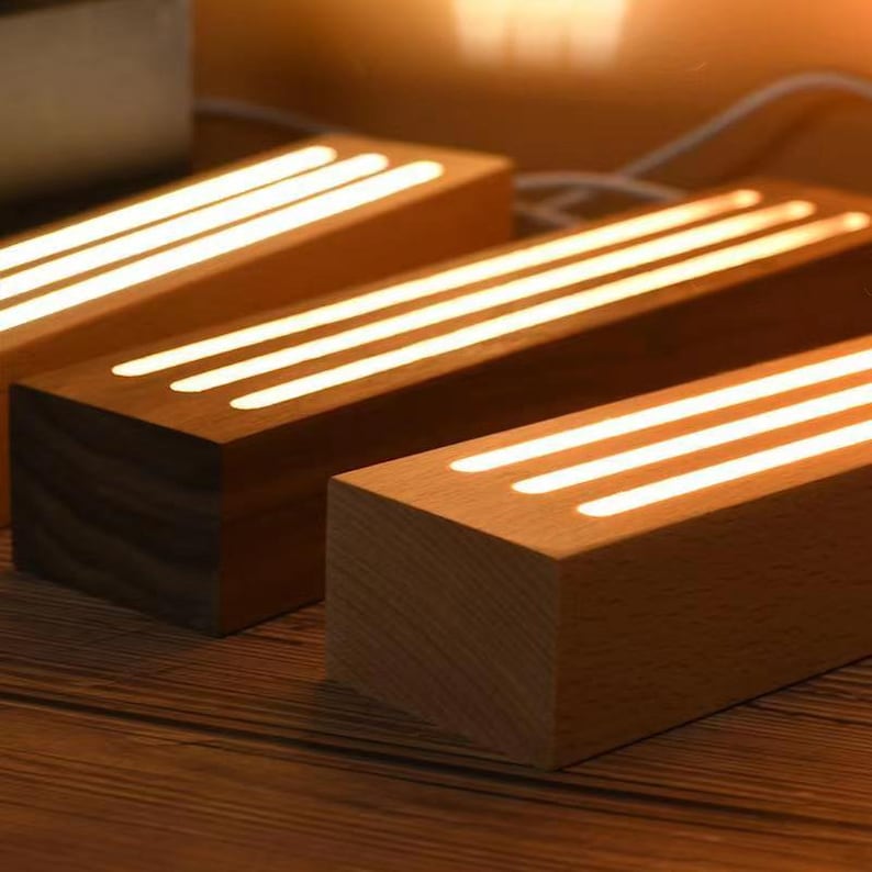 Puede incluir: Tres l&aacute;mparas rectangulares de madera con luces LED blanco c&aacute;lido. Las l&aacute;mparas est&aacute;n hechas de madera natural y tienen un dise&ntilde;o simple y moderno.