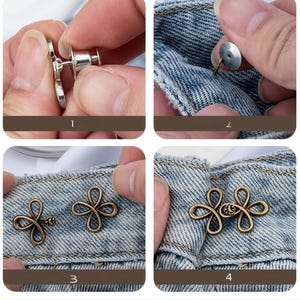 Puede incluir: Cuatro im&aacute;genes que muestran la instalaci&oacute;n de botones de jean. Los botones son de color bronce y tienen un dise&ntilde;o de flor de cuatro p&eacute;talos. El tejido vaquero es azul claro.