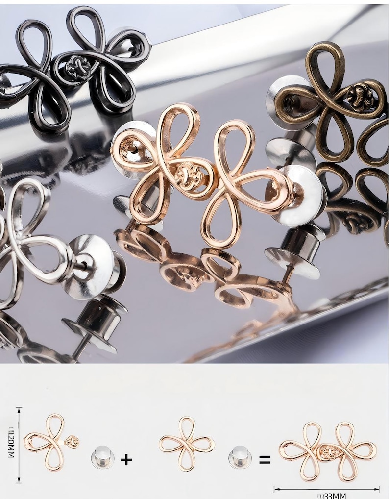 Puede incluir: Primer plano de gemelos con forma de flor en acabados plateado, dorado y ca&ntilde;&oacute;n de fusil, presentados sobre una superficie reflectante. La imagen tambi&eacute;n muestra un diagrama con medidas: 12 mm de alto y 33 mm de ancho.