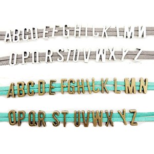 104pcs A-Z Flat 11mm Slide Alfabeto Letras (el tamaño del orificio de la diapositiva es de 7mm) para 7mm Slide Wristbands / Bracelets-Jewelry Making Charms