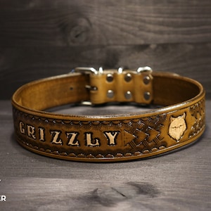 Collare per cani in pelle personalizzato, con incisione di un lupo e lavorazione a intreccio.