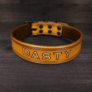 COLLAR DE PIEL PERSONALIZADO Con el nombre de tu perro, en varios tamaños y colores, elaborado en piel de curtición vegetal de alta calidad.