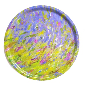 Può includere: Un vassoio rotondo da portata con un design astratto colorato. Il vassoio presenta un bordo viola chiaro e un interno vibrante con tratti di giallo, verde, rosa e blu, creando un aspetto strutturato e artistico. Adatto per servire cibo o come elemento decorativo.