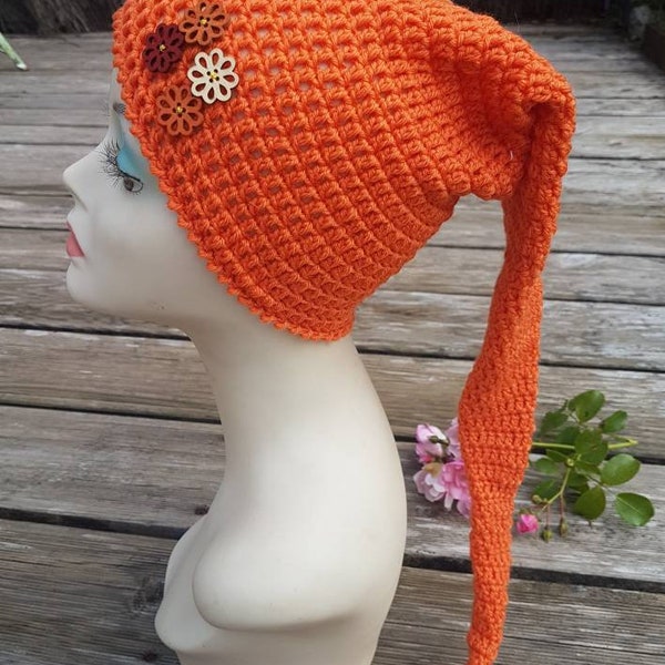 Un bonnet de lutin orange en pure laine et ses boutons fleurs de bois, crocheté en brides