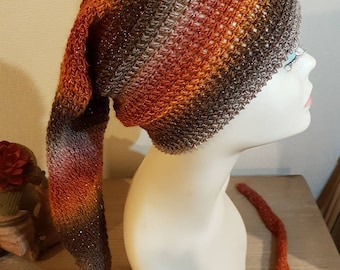 Bonnet de lutin crocheté dans un fil brillant, long, tons orange marron