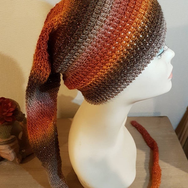 Bonnet de lutin crocheté dans un fil brillant, long, tons orange marron