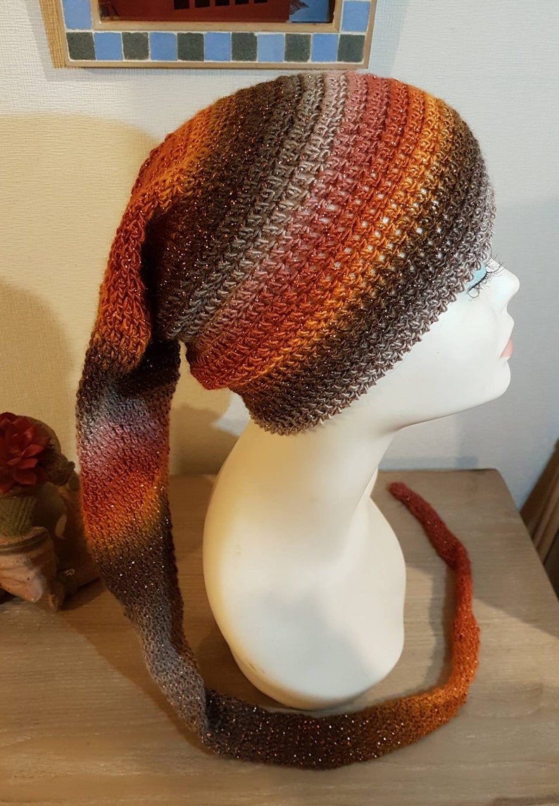 Bonnet de lutin crocheté dans un fil brillant, long, tons orange marron image 1