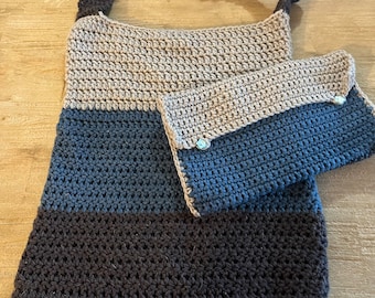 Sac bandoulière et sa pochette assortie crochetée en pure laine