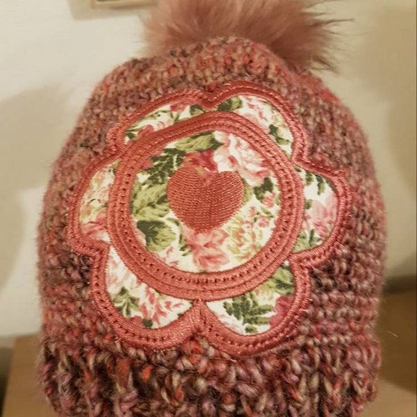 Superbe bonnet rond en laine et acrylique avec patch fleur en broderie et tissu liberty, et pompon fausse fourrure assorti