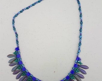 Collier ras de cou en tissage de perles tchèques dagues de verre rayée folklorique ethnique amérindien gipsy indien féerique moderne