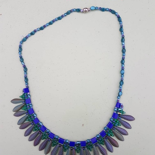 Collier ras de cou en tissage de perles tchèques dagues de verre rayée folklorique ethnique amérindien gipsy indien féerique moderne