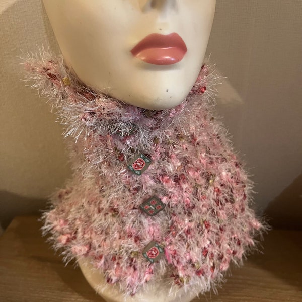 col snood crocheté en fil fantaisie poilu et ses boutons à fleurs en fimo