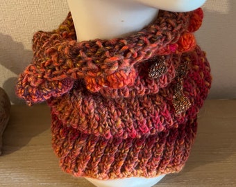 Snood fait au tricotin géant tons orange rouge avec petits noeuds en décoration