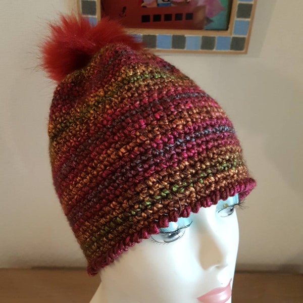 Joli bonnet multicolore et son pompon de fausse fourrure