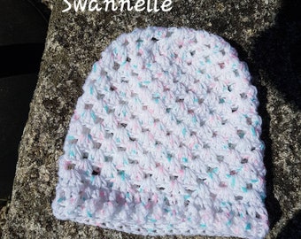 Bonnet crocheté pour bébé 3 mois à 1 an acrylique blanc moucheté de rose et vert