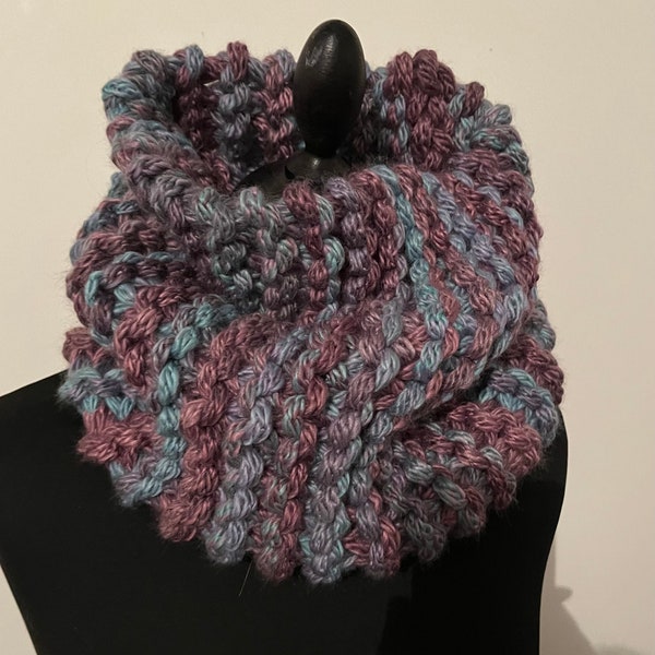 Gros Snood mixte dans un fil bien épais tenant bien chaud bleu violet mauve tricoté