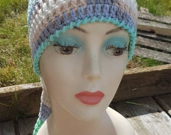 Bonnet de lutin crocheté en brides et en acrylique aux couleurs tendres et pastel