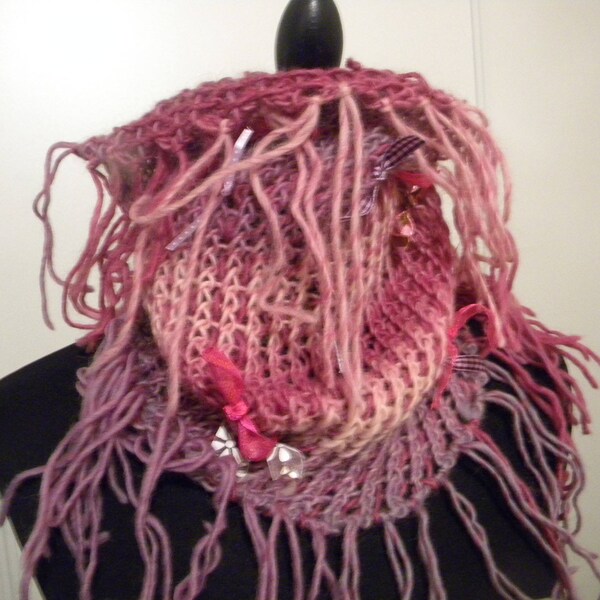 col snood au tricotin géant customisé de petits rubans tons mauve violet rose