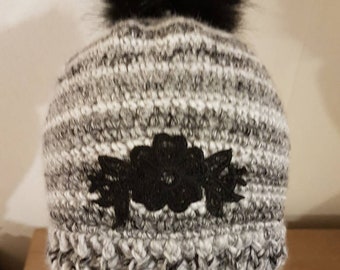 Superbe bonnet rond en laine et acrylique avec broderie fleur et pompon fausse fourrure assorti, noir et nuances de gris