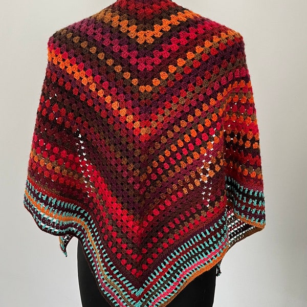 Châle crocheté sur une base de demi granny, avec bordure fantaisie, dominante rouge, modèle Giverny