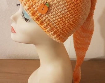 Charmant Bonnet de lutin " l'orangeade " en fil précieux teinté main et sa petite orange en fimo